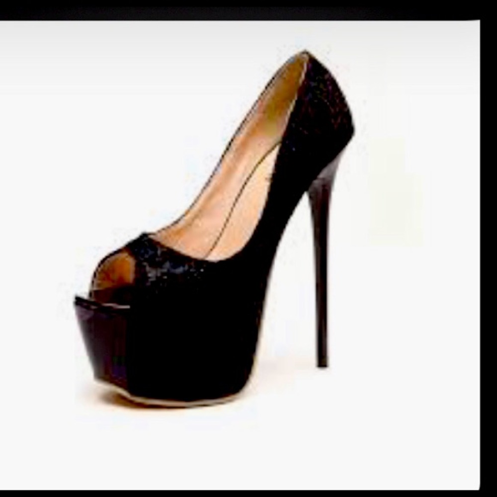 Guess pumps NWOT
